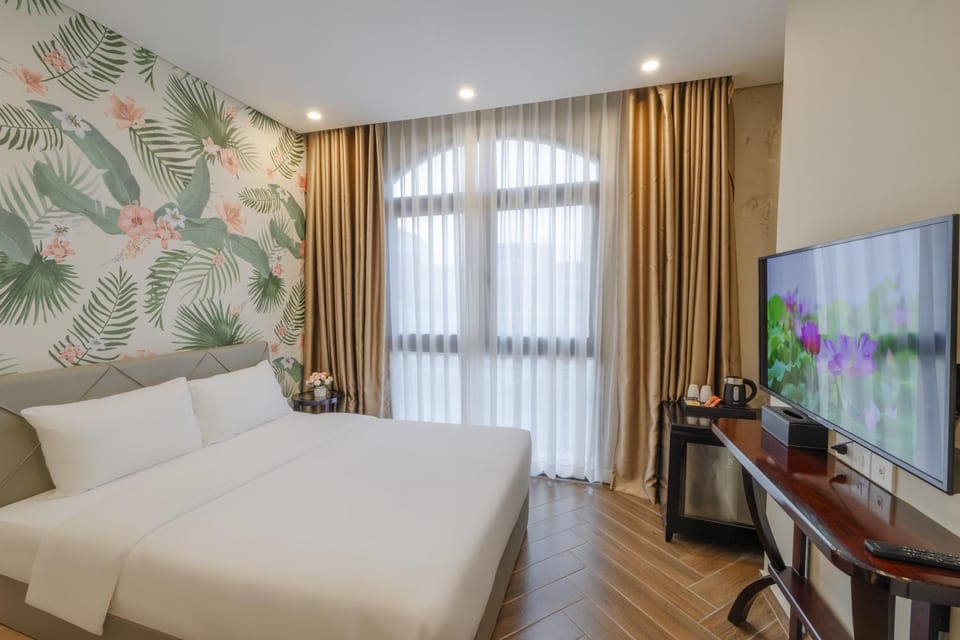 Bed, TV and multimedia, Photo of the whole room, Bedroom