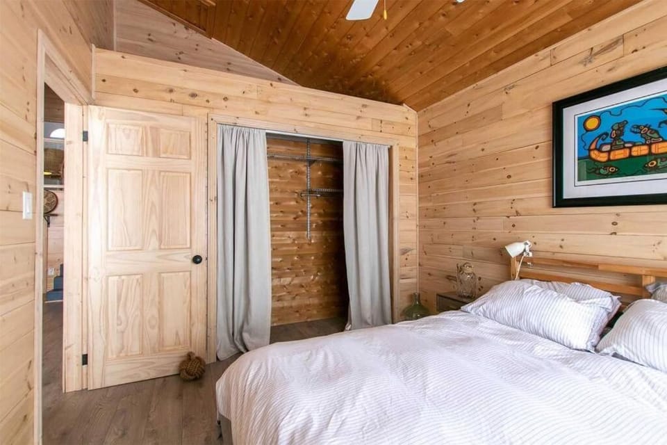 **WATERFRONT**BEAUTIFUL MODERN TOBERMORY COTTAGE Chalet in Northern Bruce Peninsula