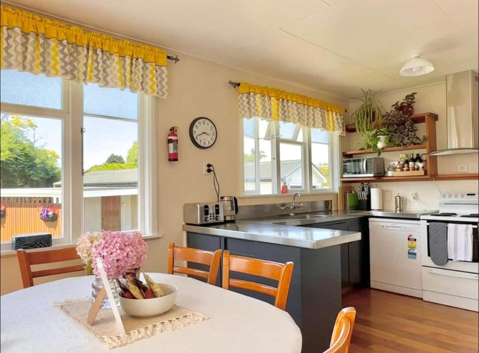 Kitchen or kitchenette, Dining area, minibar, pet friendly, stove