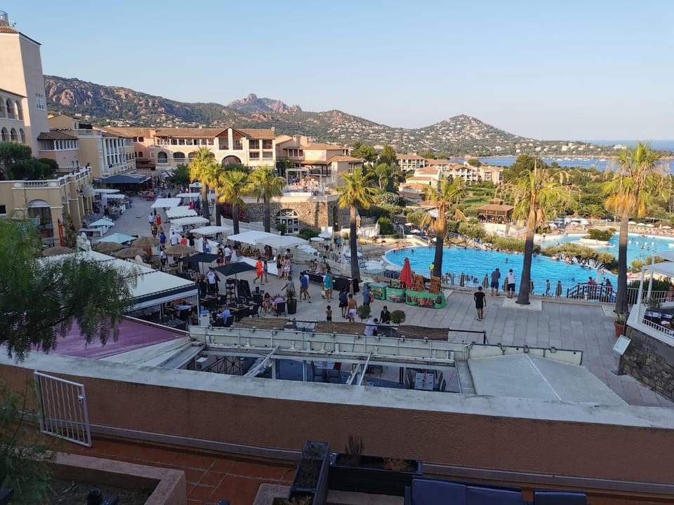 APPARTEMENT CAP ESTEREL CLIMATISE VUE MER Apartment in Saint-Raphael