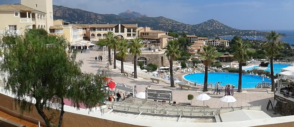 APPARTEMENT CAP ESTEREL CLIMATISE VUE MER Apartment in Saint-Raphael