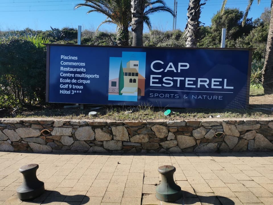APPARTEMENT CAP ESTEREL CLIMATISE VUE MER Apartment in Saint-Raphael