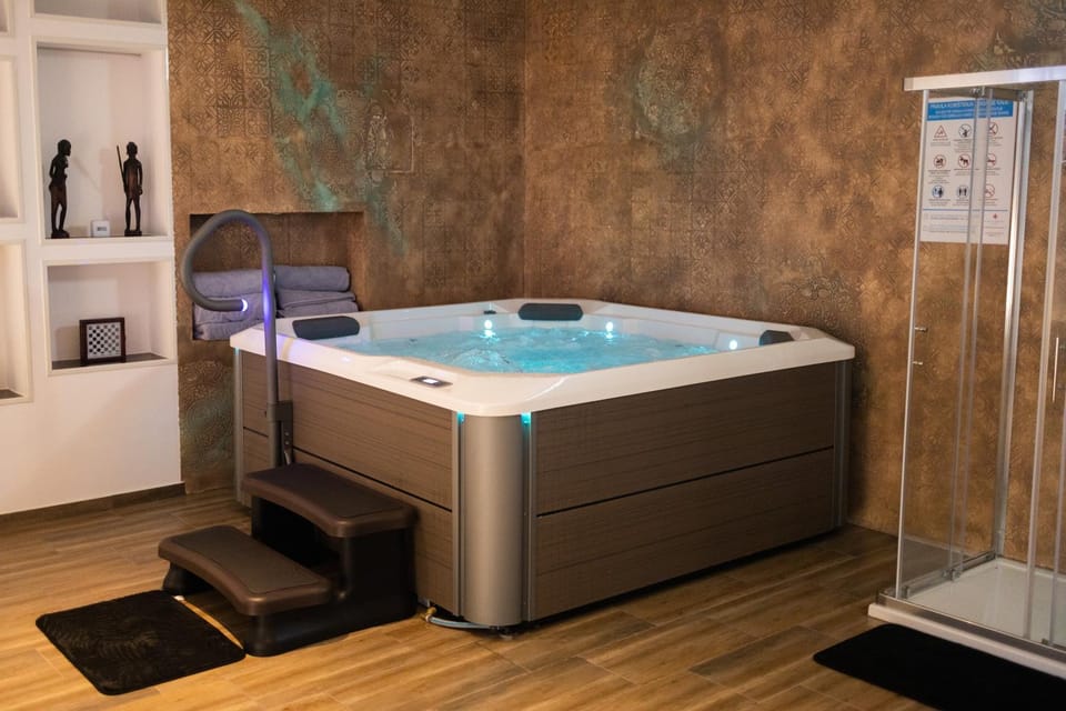 Hot Tub, Sauna