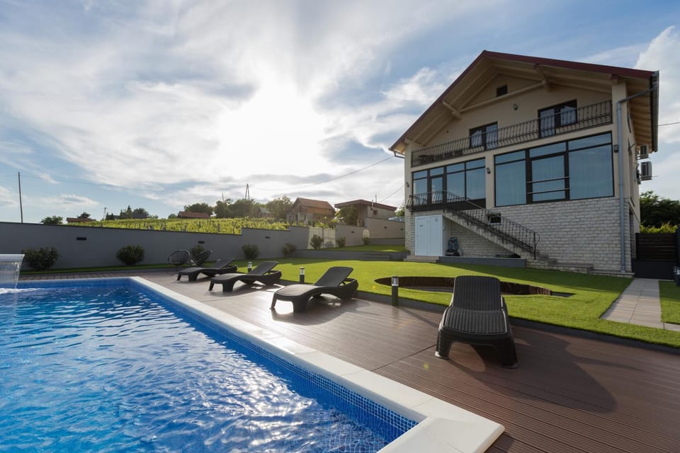 Property building, Spring, Day, Pool view, Swimming pool, sunbed