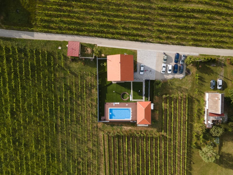 Property building, Spring, Day, Neighbourhood, Natural landscape, Bird's eye view, Garden view, Swimming pool, Location, Parking