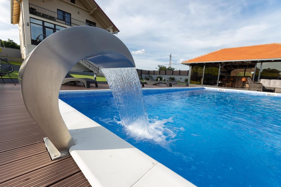 Property building, Day, Pool view, Swimming pool, sunbed