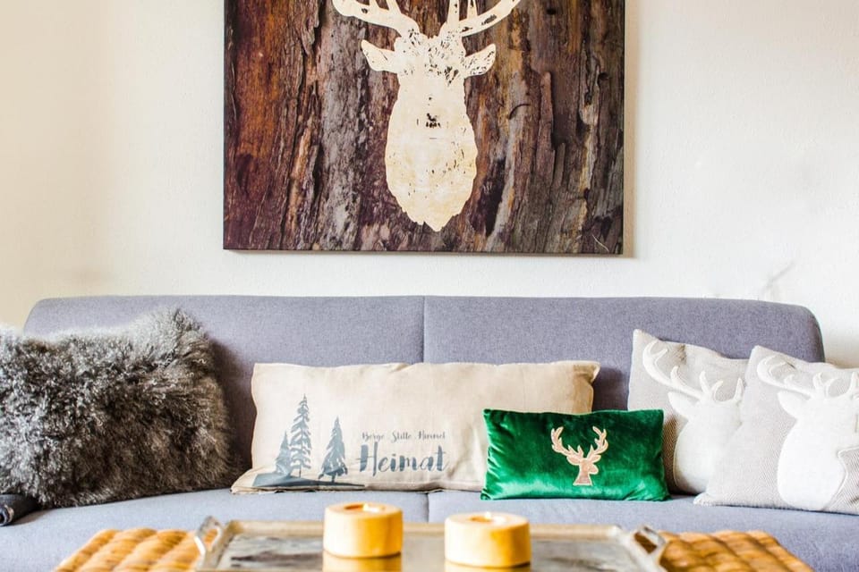 Living room, Decorative detail, Seating area
