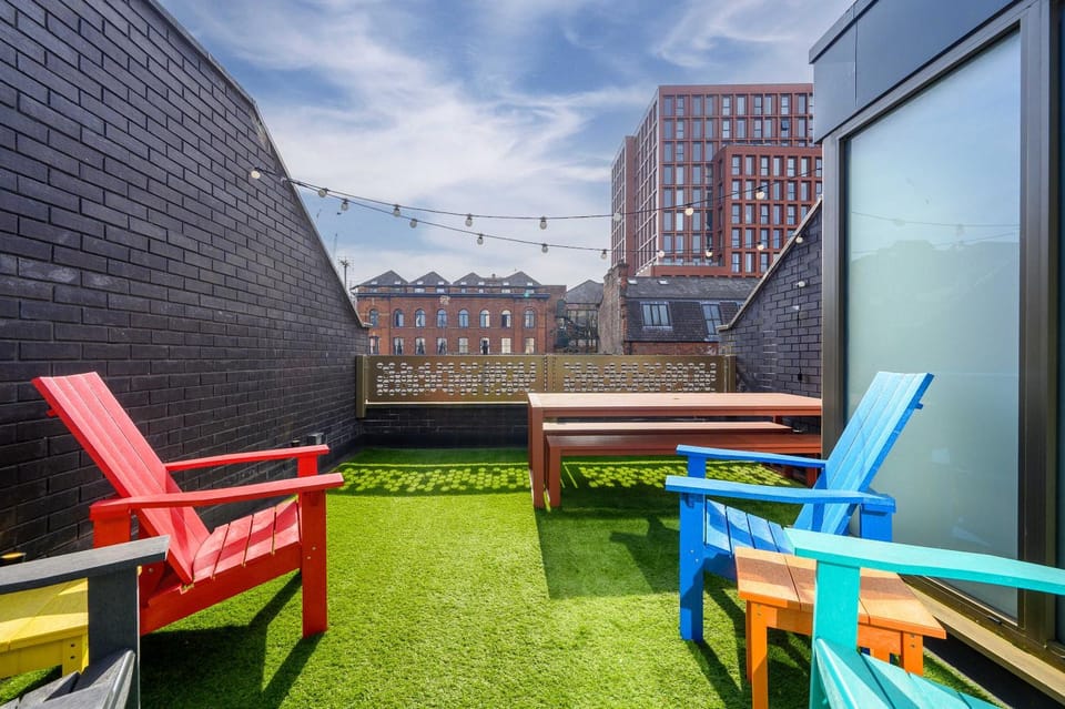 4 Bed Canal St Townhouse Free Parking House in Manchester
