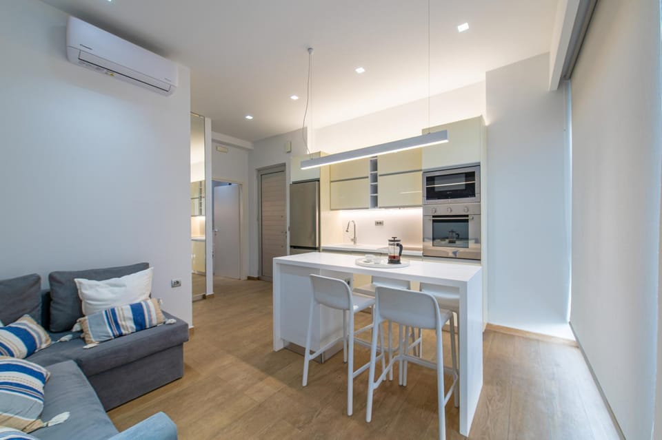 Seating area, Dining area, minibar, oven, stove, air conditioner