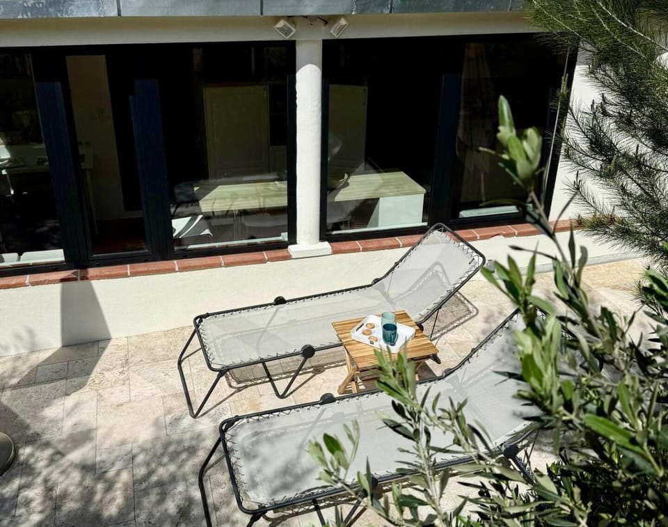 Charmant T2 classé 3 étoiles jardin arboré climatisé parking Apartment in Le Lavandou