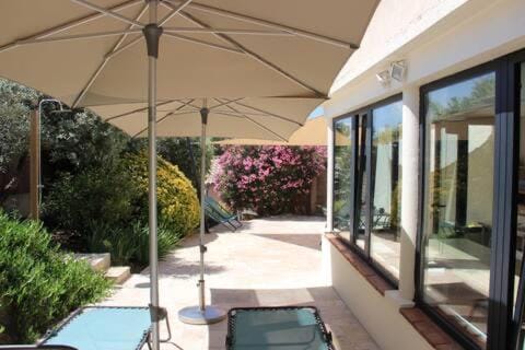 Charmant T2 classé 3 étoiles jardin arboré climatisé parking Apartment in Le Lavandou
