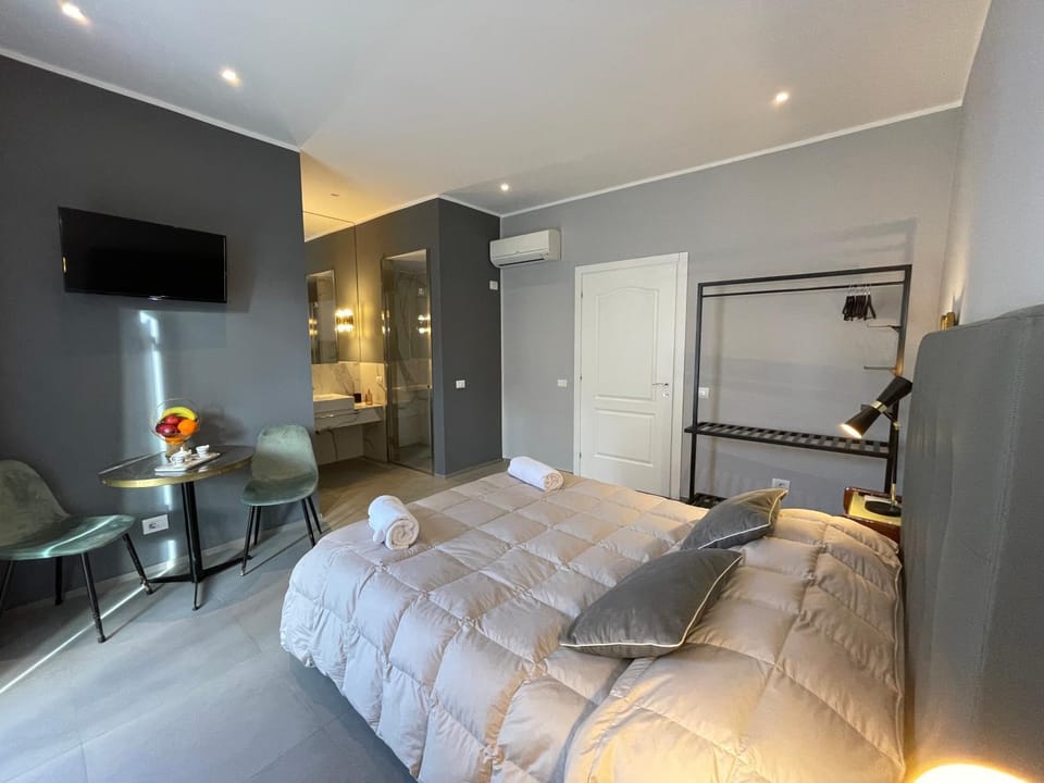TV and multimedia, Photo of the whole room, Bedroom
