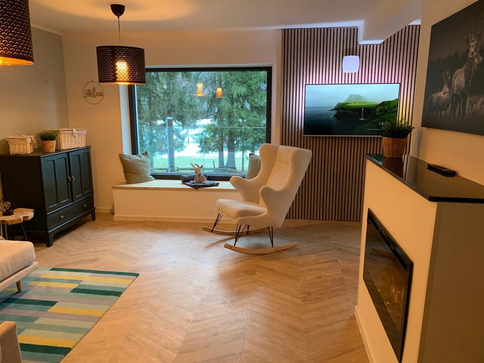 TV and multimedia, View (from property/room), Living room, Seating area, Landmark view, Mountain view