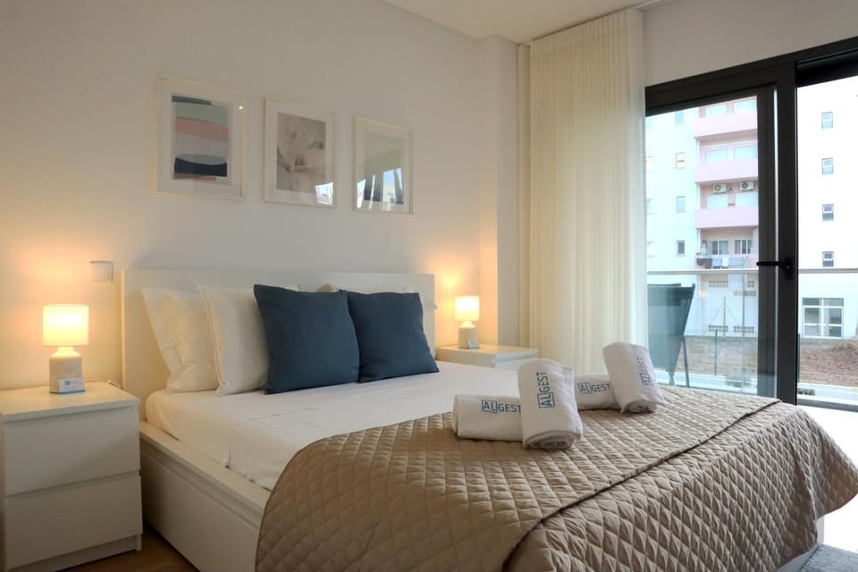 Spring, Bed, Day, People, Summer, Photo of the whole room, Decorative detail, Logo/Certificate/Sign, Bedroom, Guests, Seasons, Time of day, children, young children, older children, group of guests, Family, locker, towels, air conditioner