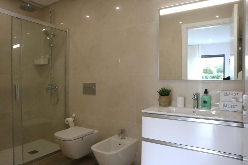 Shower, Toilet, Spring, Day, People, Summer, Bathroom, On site, Guests, Seasons, Time of day, children, young children, older children, group of guests, Family, bidet, locker, towels