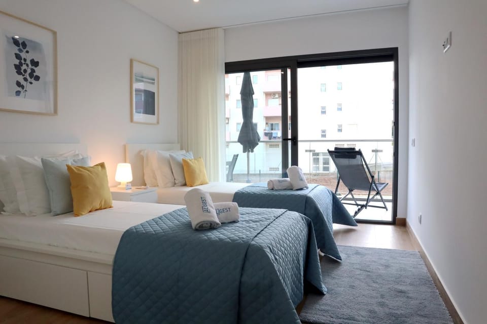 Spring, Bed, Day, People, Summer, Photo of the whole room, Decorative detail, Bedroom, On site, Guests, Garden view, Seasons, Time of day, children, young children, older children, Family, towels, air conditioner
