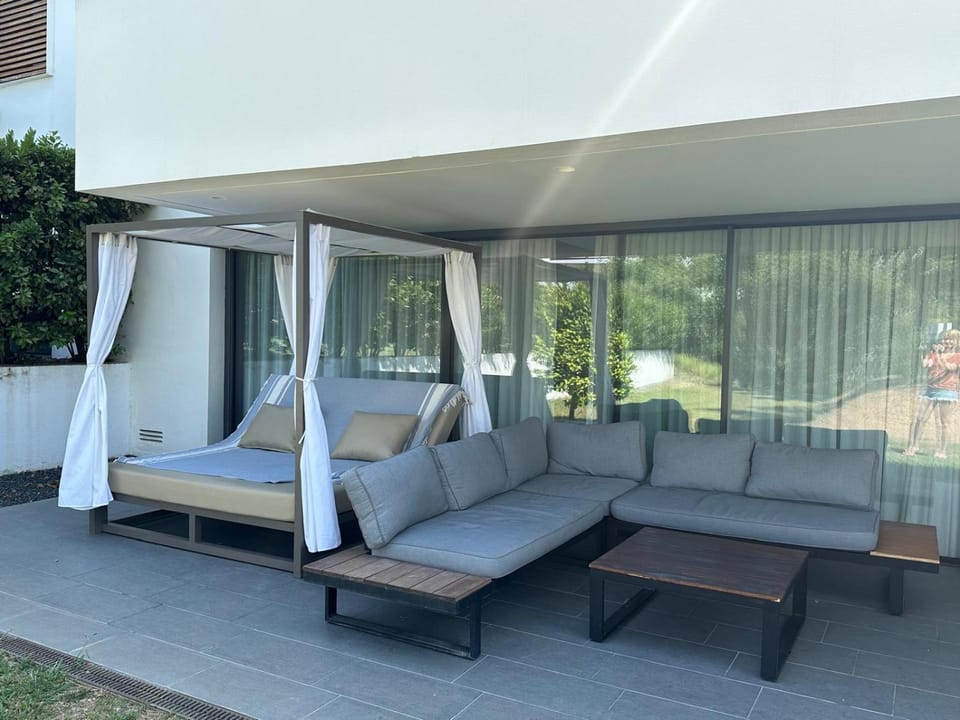 Balcony/Terrace, sunbed