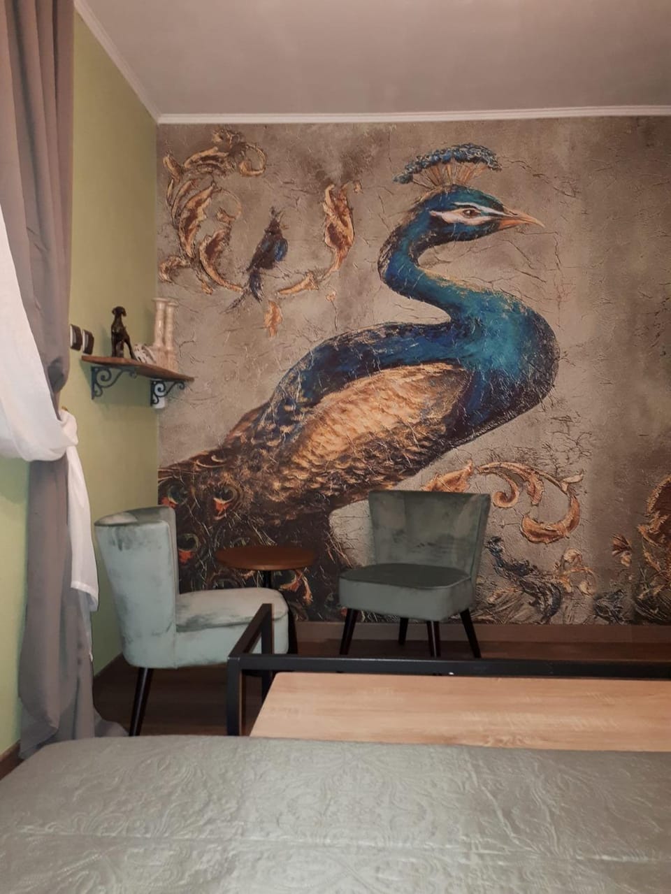 Bed, Living room, Photo of the whole room, Decorative detail, Bedroom