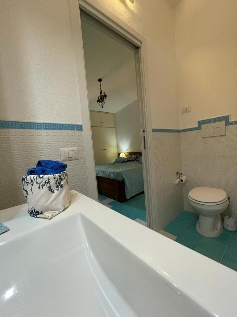 Toilet, bidet