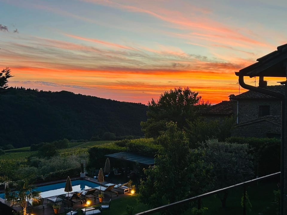 Romantic Tuscan Barn with Pool Views Private Terrace Sleeps 2 to 6, Lamole Greve in Chianti Apartment in Radda in Chianti