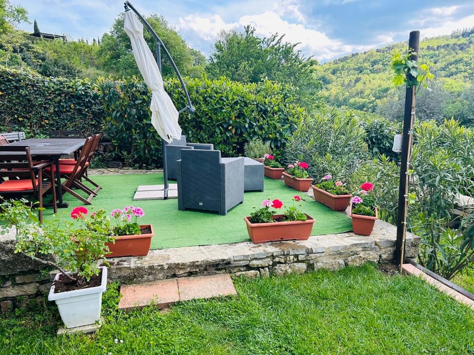 Romantic Tuscan Barn with Pool Views Private Terrace Sleeps 2 to 6, Lamole Greve in Chianti Apartment in Radda in Chianti