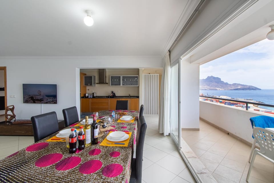 Communal lounge/ TV room, Natural landscape, TV and multimedia, Kitchen or kitchenette, Living room, Food and drinks, Dining area, Food, Sea view, oven