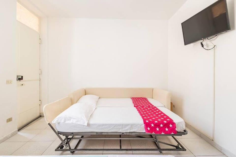 Bed, TV and multimedia, Photo of the whole room