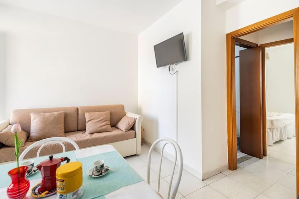 Communal lounge/ TV room, Bed, TV and multimedia, Living room, Photo of the whole room, Seating area, Dining area, Evening entertainment