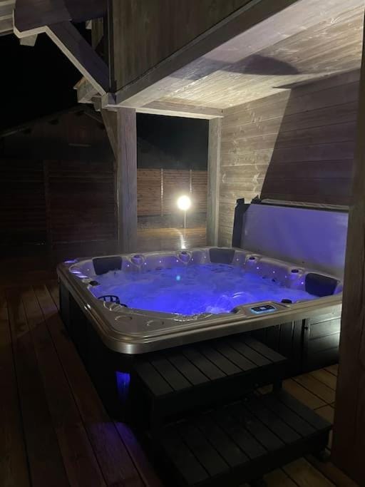 Hot Tub, Hot Tub, Spa and wellness centre/facilities