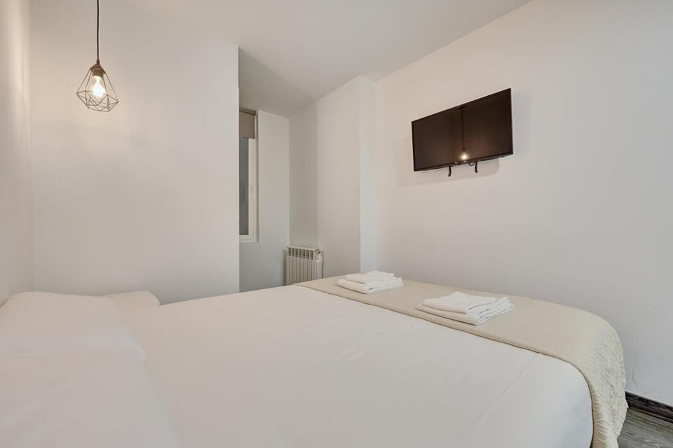 Bed, TV and multimedia, Photo of the whole room, Bedroom, towels