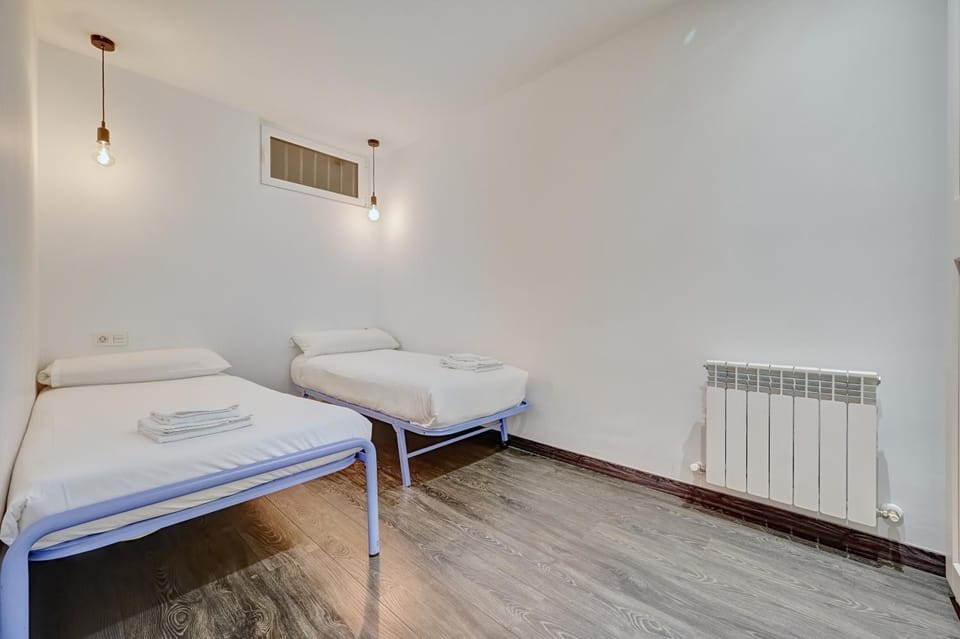 Bed, Photo of the whole room, Bedroom, internet