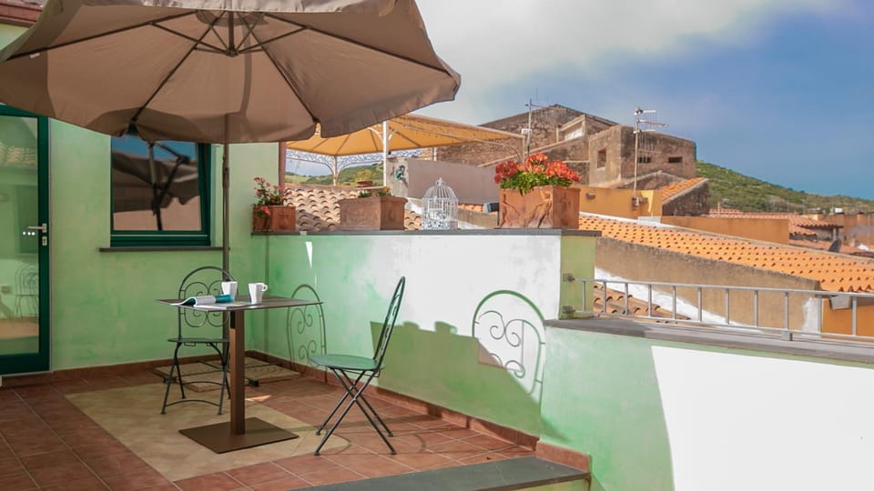 Day, View (from property/room), Balcony/Terrace, Dining area, Landmark view, Quiet street view