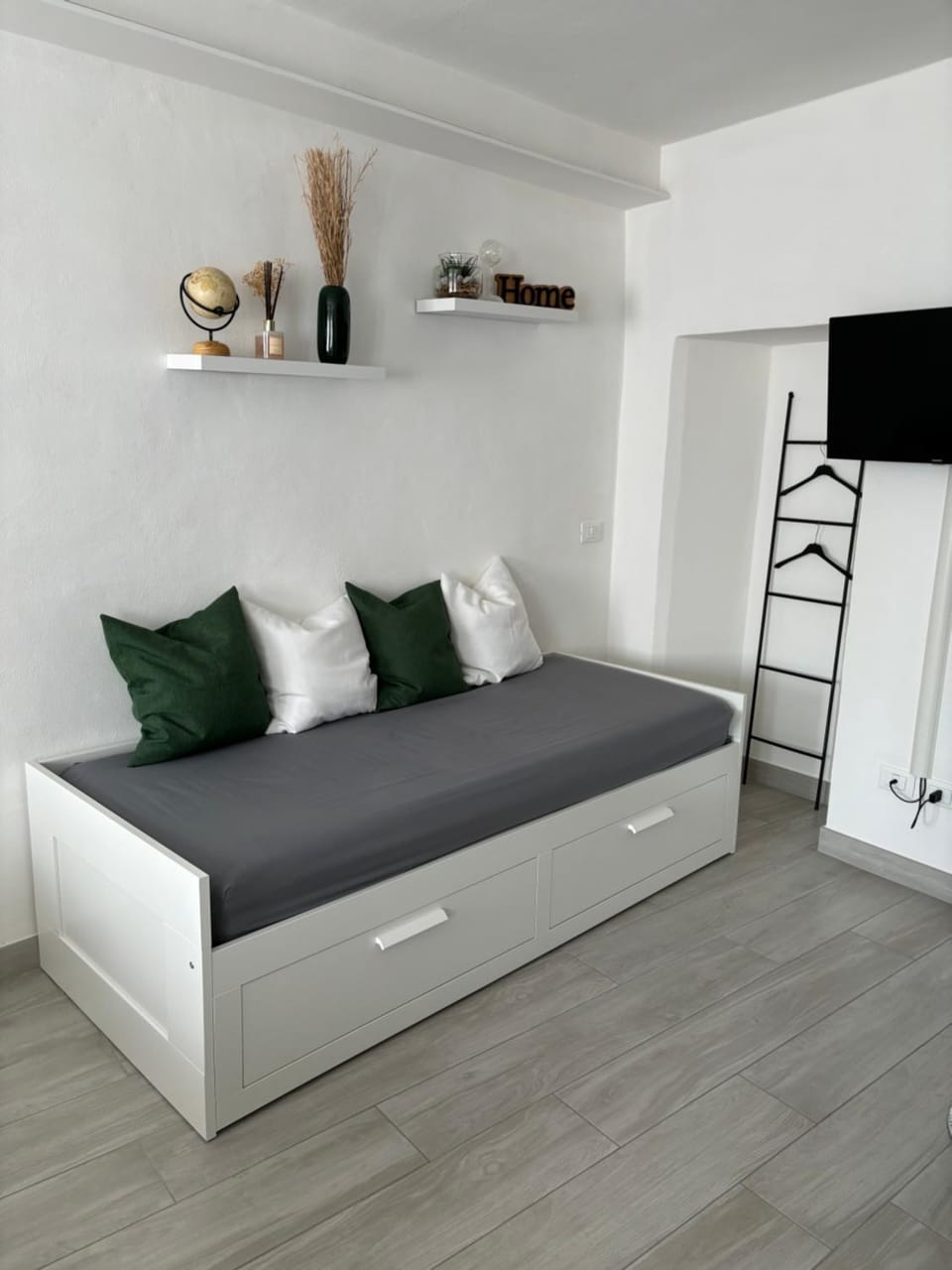 Bed, TV and multimedia