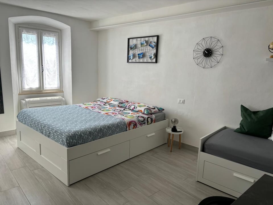 Bed, air conditioner