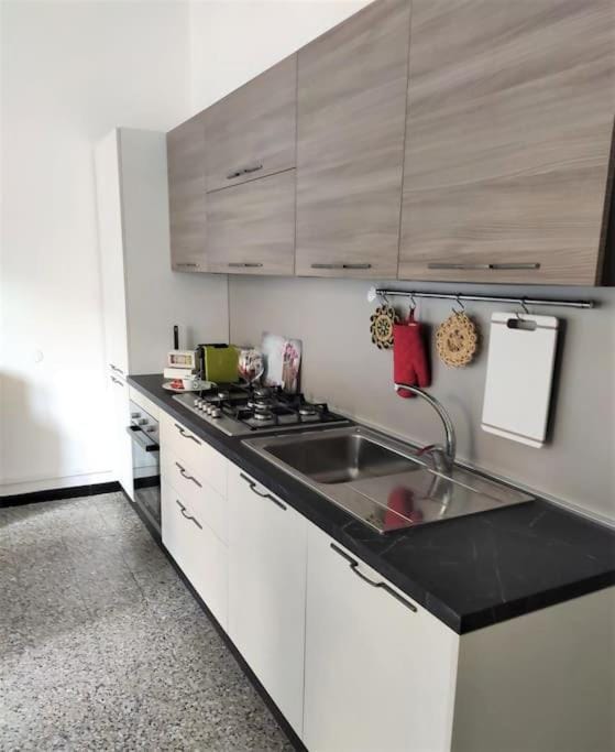 Coffee/tea facilities, Kitchen or kitchenette, minibar, stove