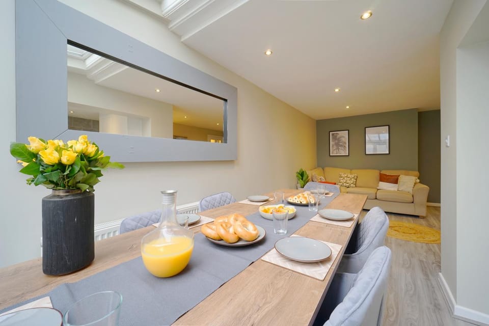 Spacious 4 bed town house in central Wetherby, sleeps 9, perfect for contractors or groups House in Borough of Harrogate