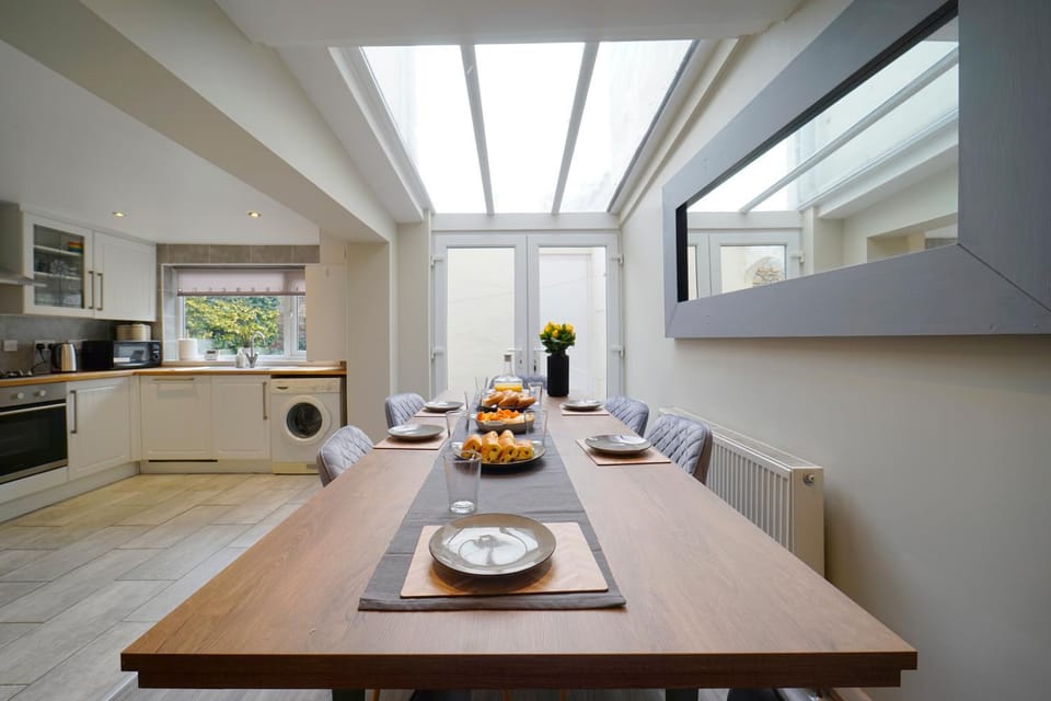 Spacious 4 bed town house in central Wetherby, sleeps 9, perfect for contractors or groups House in Borough of Harrogate