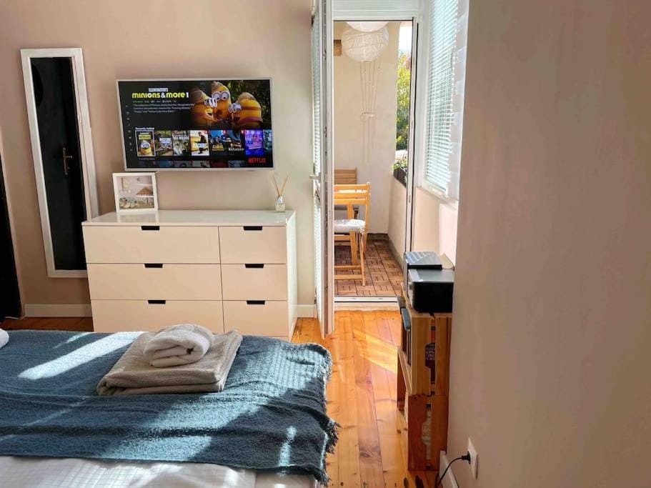 Bed, Photo of the whole room, Bedroom, towels