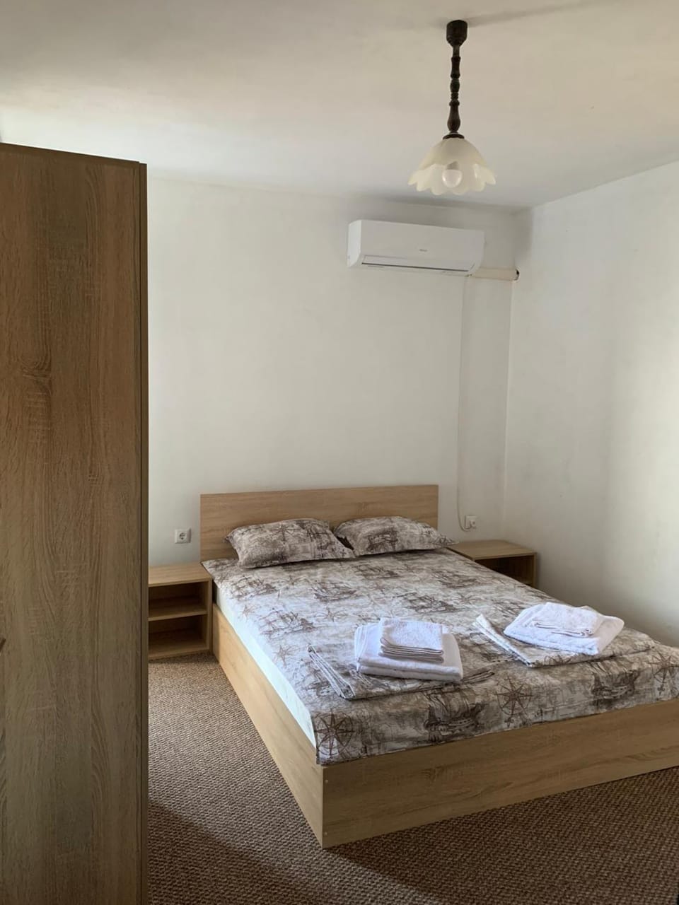 Bedroom, towels, wardrobe
