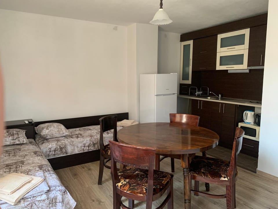 Kitchen or kitchenette, Living room, Dining area, pet friendly