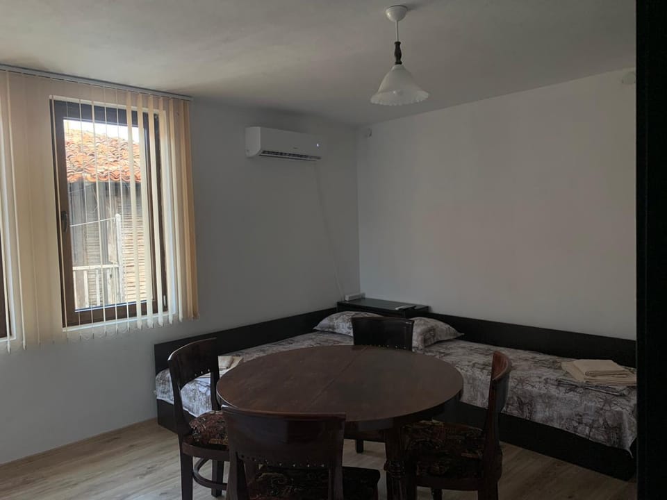 Bed, Dining area, Bedroom, air conditioner