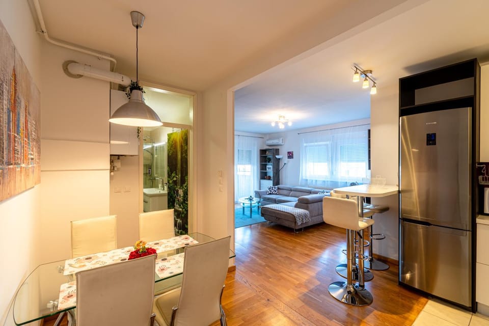 Bathroom, Kitchen or kitchenette, Living room, Seating area, Dining area, air conditioner