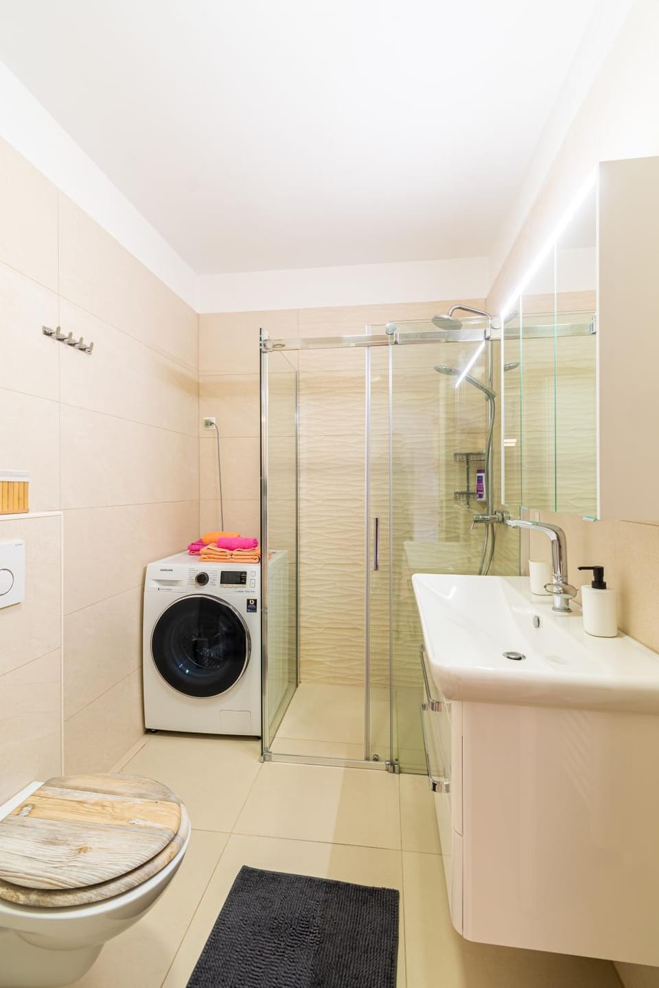 Shower, Toilet, Bathroom, towels, washing machine