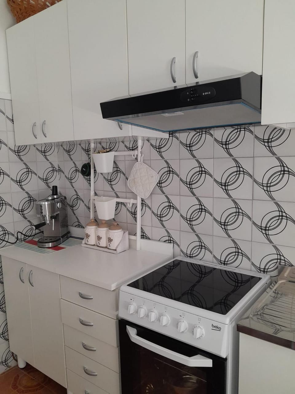 Coffee/tea facilities, Kitchen or kitchenette, stove