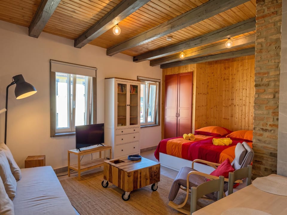 Bed, Seating area, Evening entertainment, Bedroom