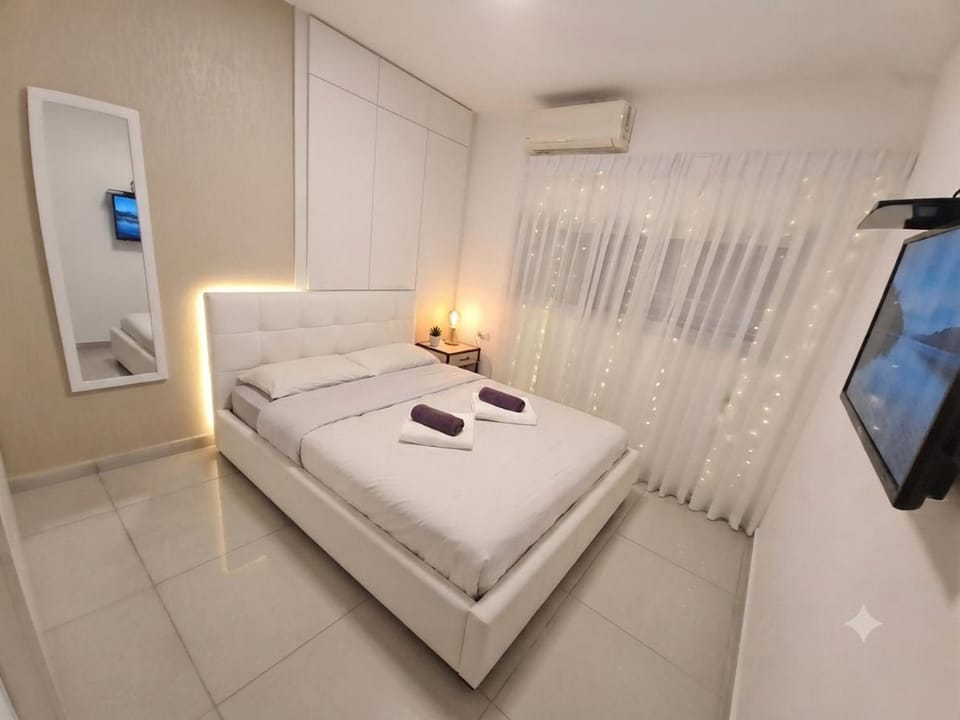 Bed, TV and multimedia, Photo of the whole room, Bedroom, towels, air conditioner