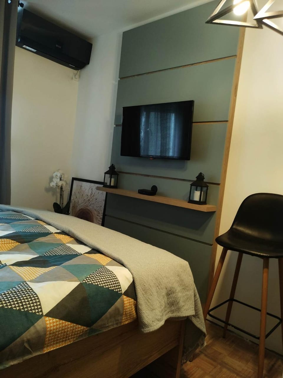 Bed, TV and multimedia