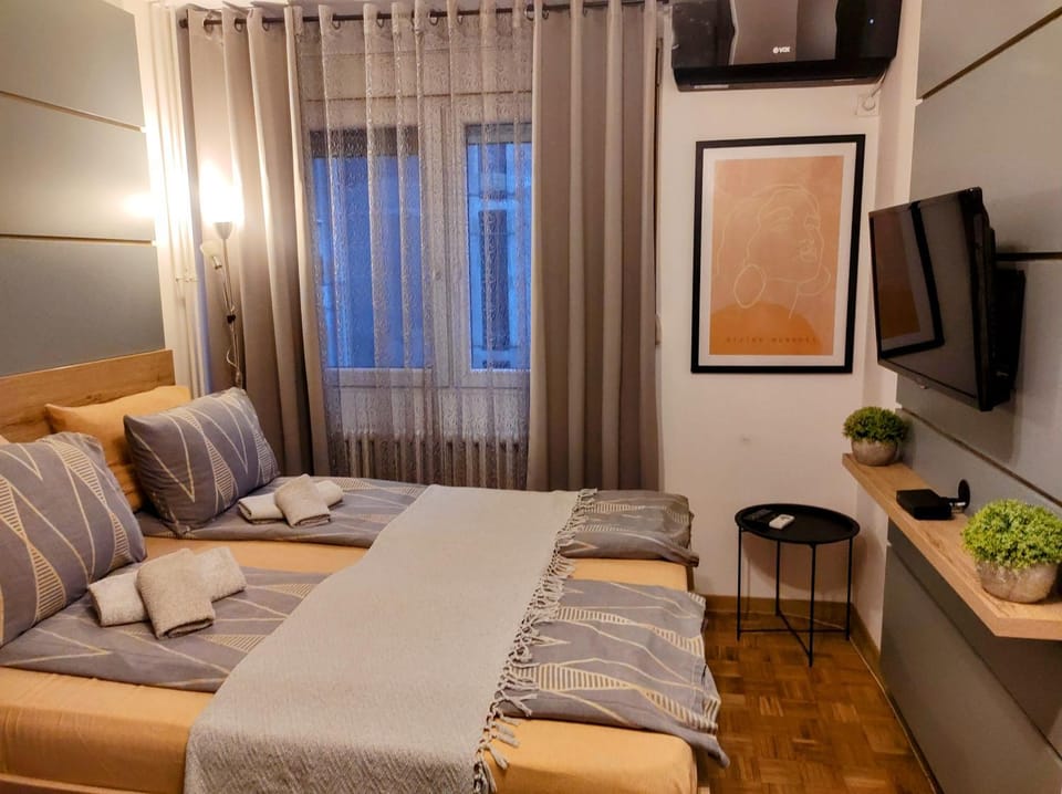 Bed, TV and multimedia, Photo of the whole room, Bedroom, towels