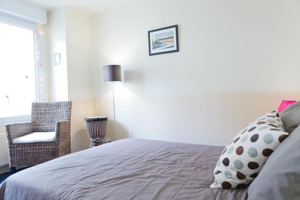 Bed, Photo of the whole room, Seating area, Bedroom