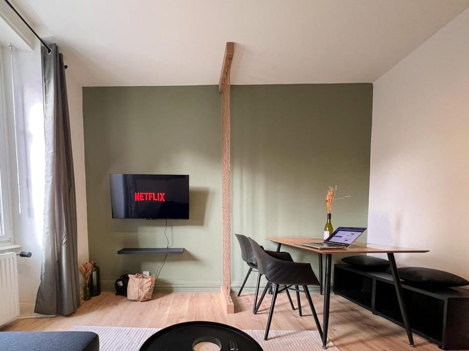 Communal lounge/ TV room, TV and multimedia, Living room, Seating area, Dining area